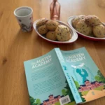 the austen academy livre de victoria bath mis en situation avec des cookies pour un moment de lecture cocooning