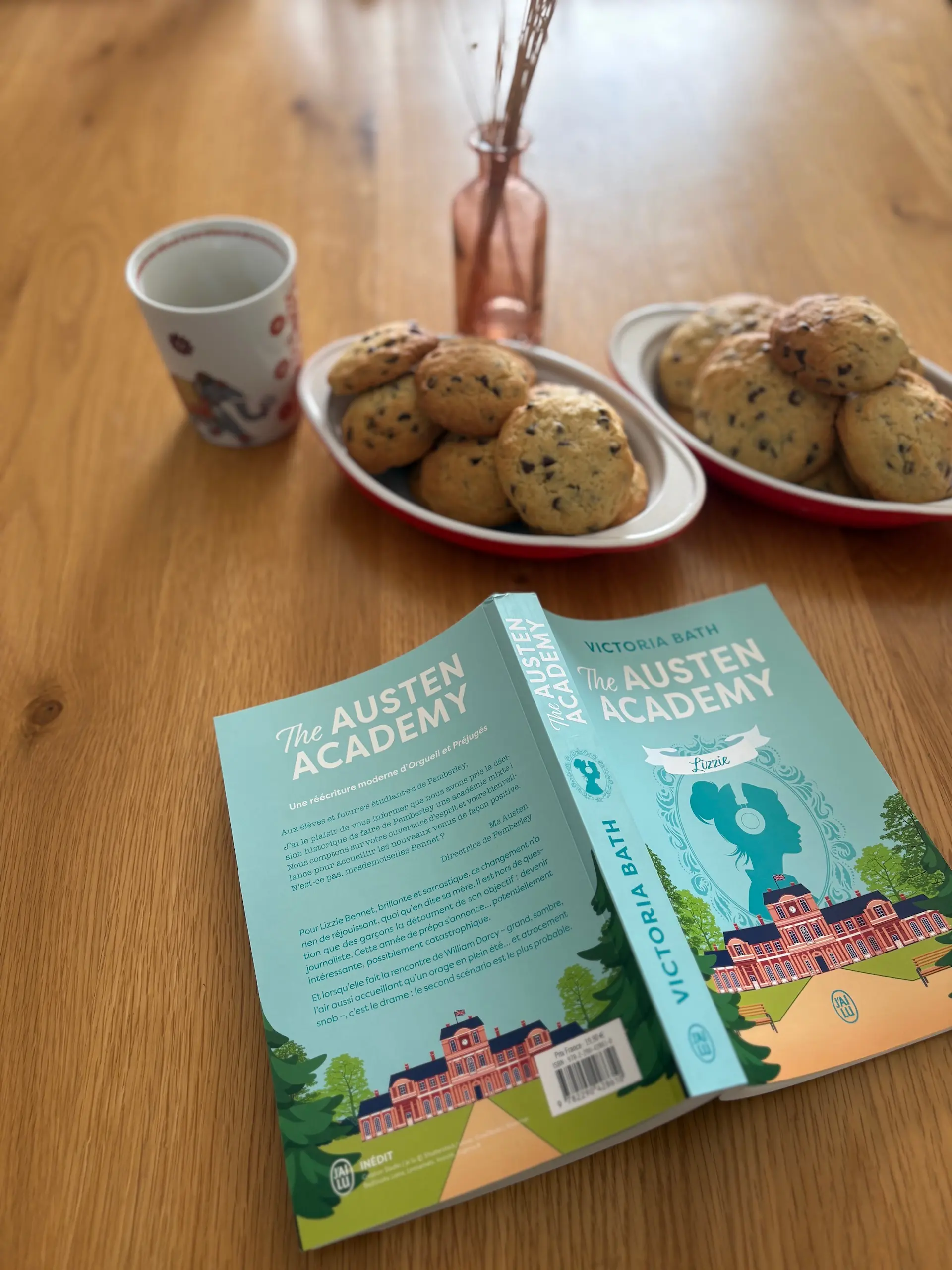 the austen academy livre de victoria bath mis en situation avec des cookies pour un moment de lecture cocooning
