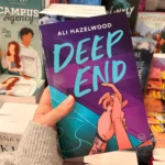 couverture du livre d'Ali Hazelwood, Deep end. Deux mains qui se tiennenrt.