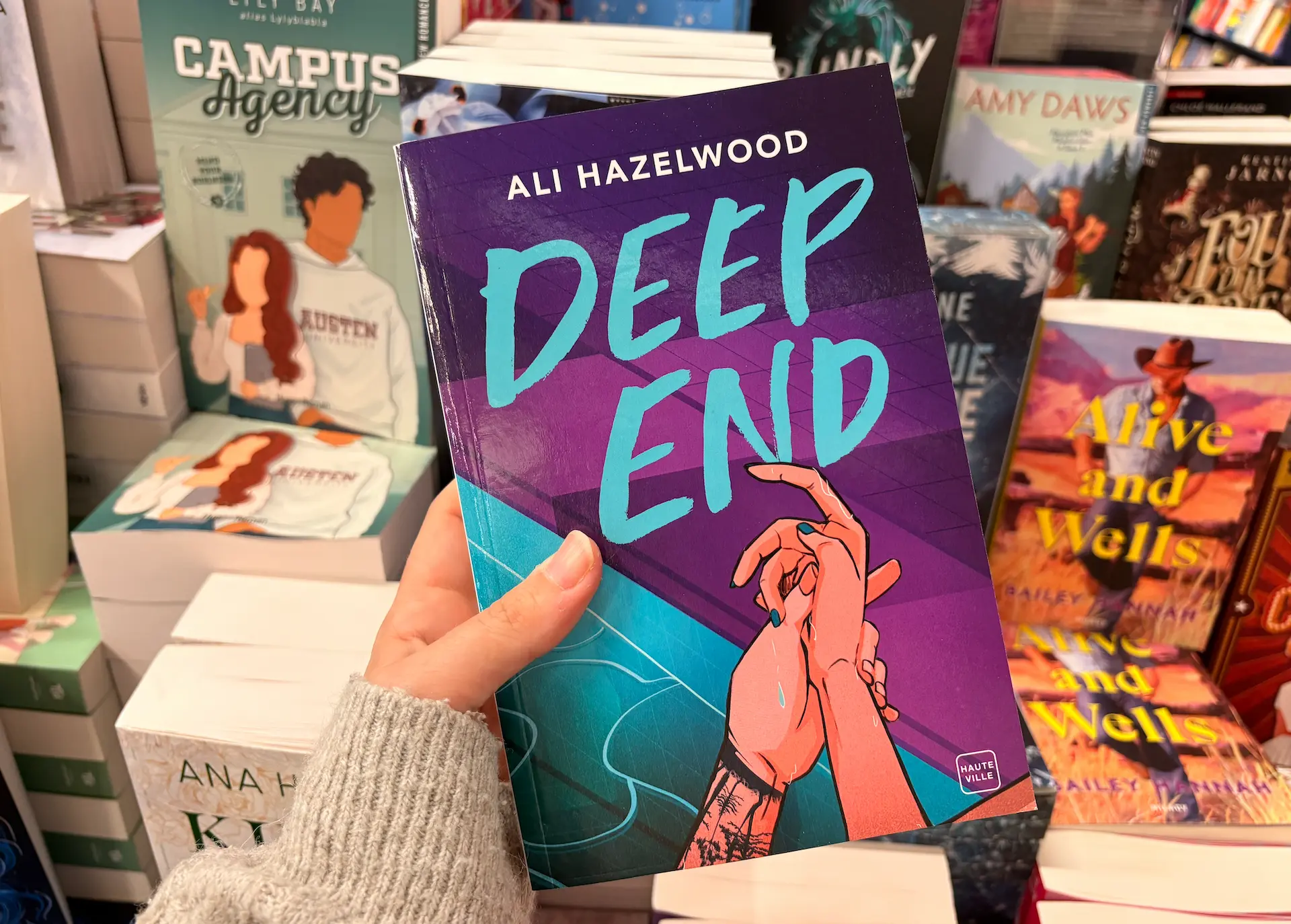 couverture du livre d'Ali Hazelwood, Deep end. Deux mains qui se tiennenrt.